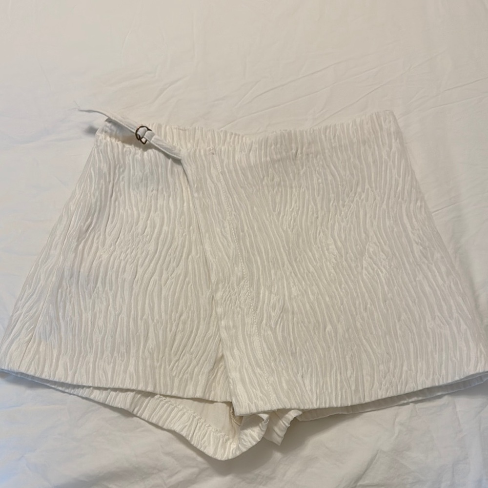 Elegant White Textured Women's Skort